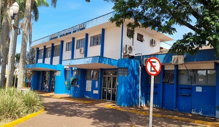 Homem é baleado em residência na frente de esposa e enteada