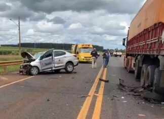 Casal se fere em acidente envolvendo carro de Secretaria de Saúde