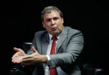 Lindbergh pede pela 2ª vez que Moraes revogue domiciliar de Bolsonaro