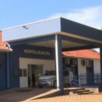 Médico é preso por ameaçar servidores e montar quarto para dormir com a esposa em hospital no Paraná