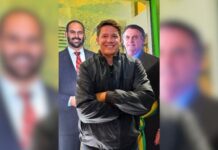 Mario Frias publica foto com Eduardo e Jair Bolsonaro de papelão
