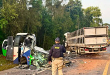 Acidente entre ônibus e caminhão mata 23 pessoas em estrada no Paraná