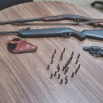Ao cumprir mandados de busca, polícia apreende 3 armas de autor de ameaças