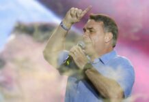 Ao vivo: Flávio Bolsonaro faz 1º ato de campanha em Copacabana