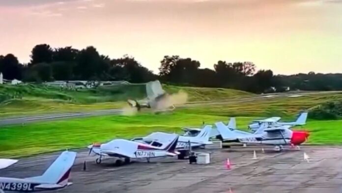 Avião bate em helicóptero da polícia e mata piloto nos EUA_6a88583e862b2.jpeg
