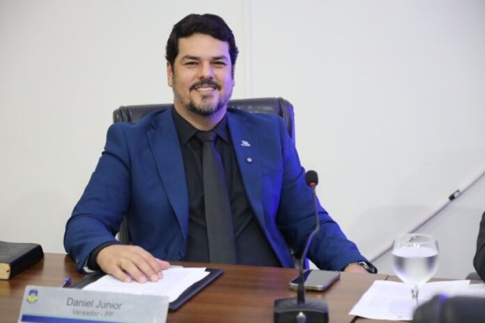Daniel Junior comemora troca de lâmpadas no Jardim Colibri_6a8d9bf8c19eb.jpeg