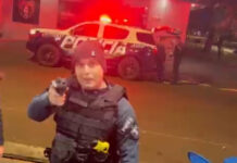 Policial militar aponta pistola em direção às pessoas e ameaça jovens em abordagem