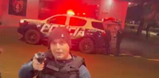 Policial militar aponta pistola em direção às pessoas e ameaça jovens em abordagem