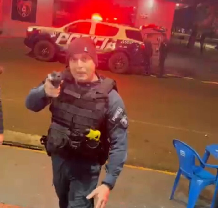 Policial militar aponta pistola em direção às pessoas e ameaça jovens em abordagem_6a90bc8663ceb.jpeg