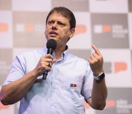 Tarcísio vence no 1º turno em SP, diz Real Time Big Data