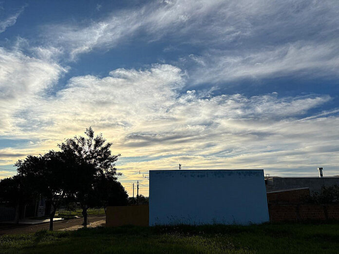 Tempo muda e previsão indica chuva e risco de tempestade nesta quinta-feira em Dourados_6a8780e01b82c.jpeg